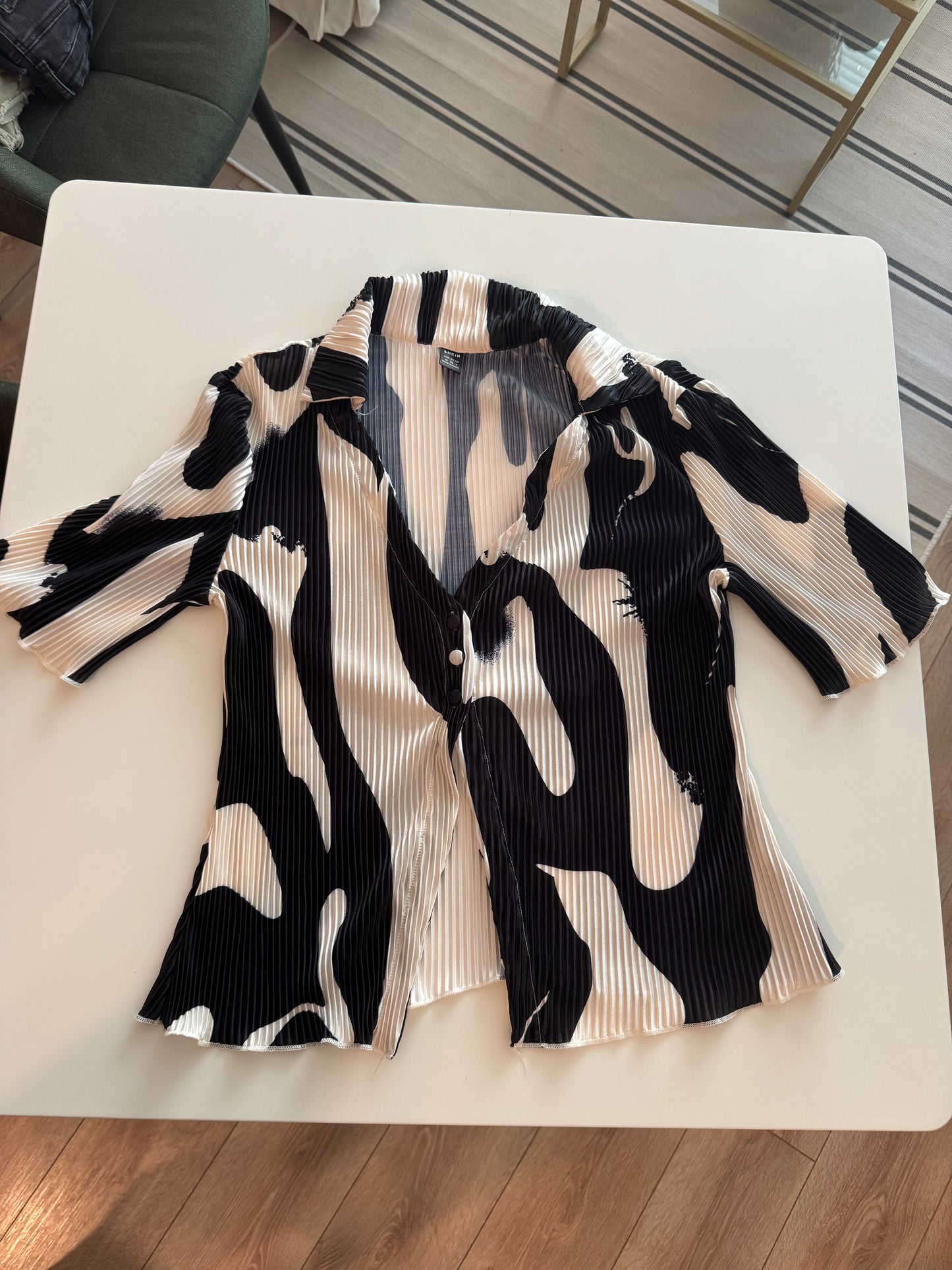 Black and white shirt - Size M